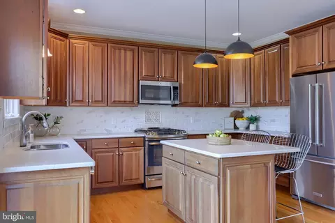 Kitchen - 323 Bowyer Ln, Lititz, PA 17543 photo 2 of 5