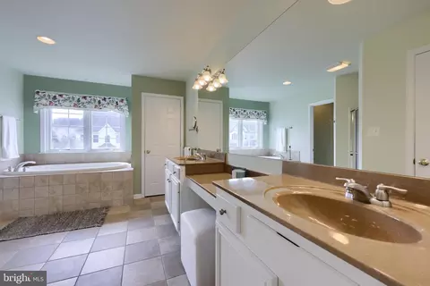 Bath - 323 Bowyer Ln, Lititz, PA 17543 photo 1 of 4