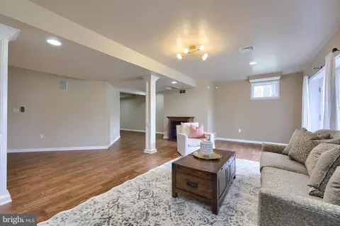 Living - 323 Bowyer Ln, Lititz, PA 17543 photo 6 of 8