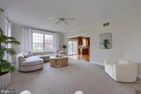 Living - 323 Bowyer Ln, Lititz, PA 17543 photo 4 of 8