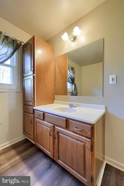 Bath - 746 W 6th St, Lititz, PA 17543 photo 3 of 4