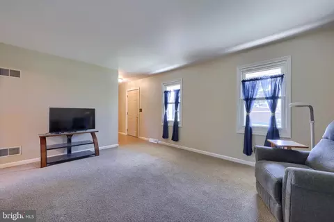 Living - 746 W 6th St, Lititz, PA 17543 photo 2 of 9