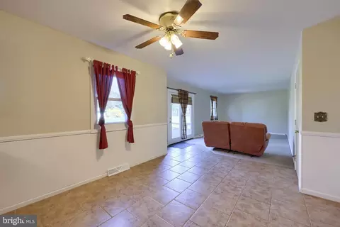 Living - 746 W 6th St, Lititz, PA 17543 photo 4 of 9