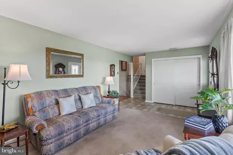 Living - 7 Buch Mill Rd, Lititz, PA 17543 photo 3 of 9