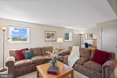 Living - 7 Buch Mill Rd, Lititz, PA 17543 photo 5 of 9