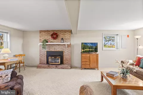 Living - 7 Buch Mill Rd, Lititz, PA 17543 photo 7 of 9