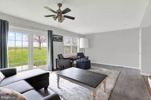 Living - 81 Pebble Creek Dr, Lititz, PA 17543 photo 2 of 4