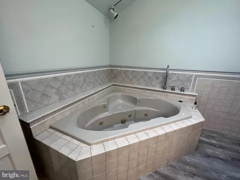 Bath - 102 W End Ave, Lititz, PA 17543 photo 4 of 8