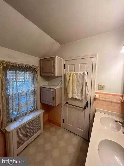 Bath - 102 W End Ave, Lititz, PA 17543 photo 8 of 8