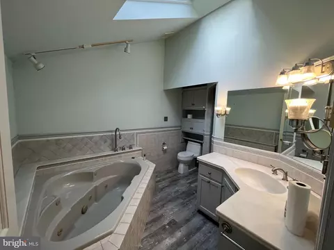 Bath - 102 W End Ave, Lititz, PA 17543 photo 2 of 8
