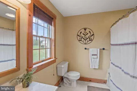 Bath - 105 Gingrich Dr, Lititz, PA 17543 photo 2 of 3