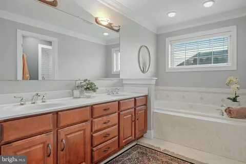Bath - 1149 S Bristol Dr, Lititz, PA 17543 photo 2 of 6