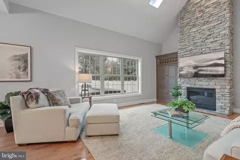 Living - 1149 S Bristol Dr, Lititz, PA 17543 photo 2 of 5