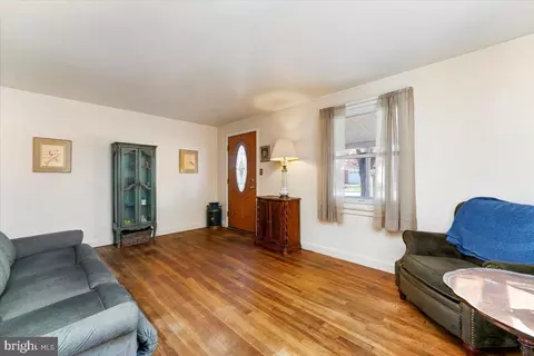 Living - 438 Woodcrest Ave, Lititz, PA 17543 photo 3 of 6