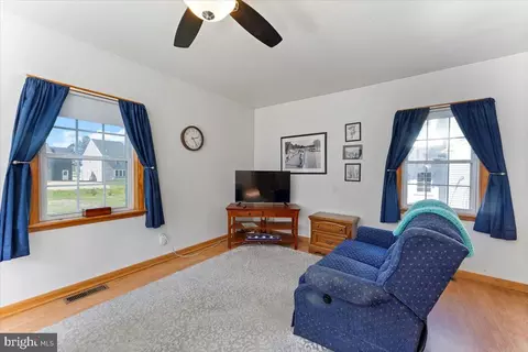 Living - 438 Woodcrest Ave, Lititz, PA 17543 photo 5 of 6
