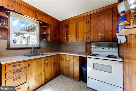 Kitchen - 438 Woodcrest Ave, Lititz, PA 17543 photo 1 of 3