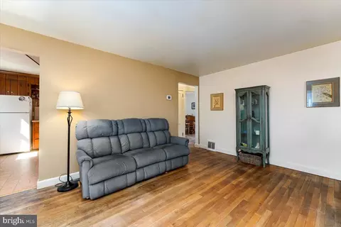 Living - 438 Woodcrest Ave, Lititz, PA 17543 photo 4 of 6