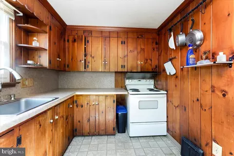 Kitchen - 438 Woodcrest Ave, Lititz, PA 17543 photo 2 of 3