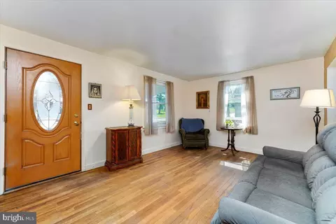 Living - 438 Woodcrest Ave, Lititz, PA 17543 photo 2 of 6
