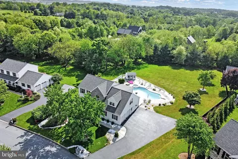 8 Village Dr, Lititz, PA 17543
