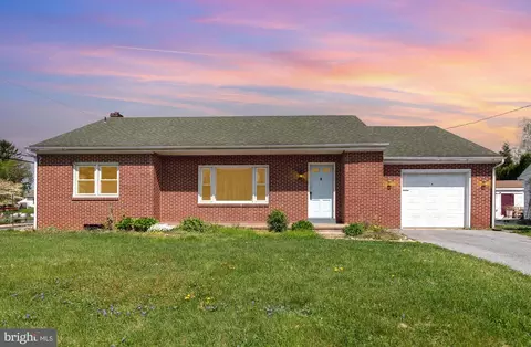 61 W Charlotte St, Millersville, PA 17551