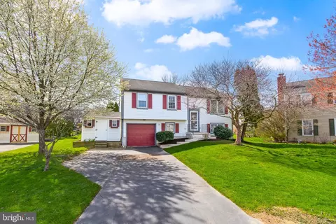 324 Hemlock Ln, New Holland, PA 17557