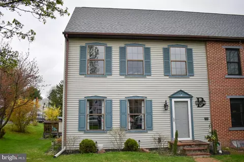 25 Carriage House Dr, Willow Street, PA 17584