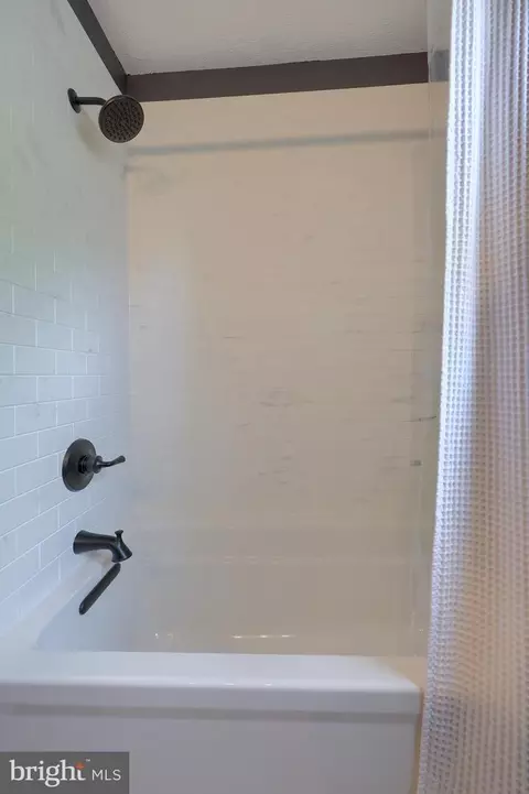 Bath - 805 S Cedar St, Lititz, PA 17543 photo 3 of 7