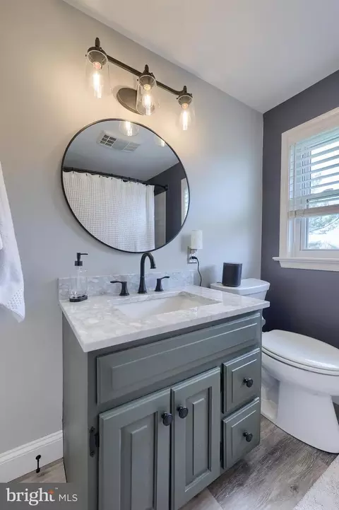 Bath - 805 S Cedar St, Lititz, PA 17543 photo 5 of 7