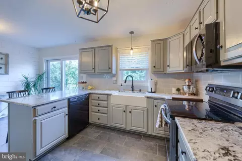 Kitchen - 805 S Cedar St, Lititz, PA 17543 photo 4 of 7