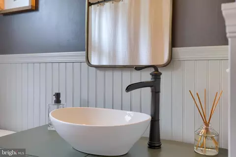 Bath - 805 S Cedar St, Lititz, PA 17543 photo 2 of 7