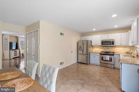 Kitchen - 395 Crosswinds Dr, Lititz, PA 17543 photo 2 of 4