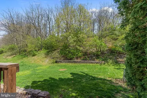 Exterior - 395 Crosswinds Dr, Lititz, PA 17543 photo 5 of 6