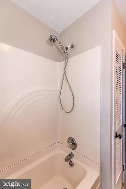 Bath - 121 Oxford Dr, Lititz, PA 17543 photo 4 of 5