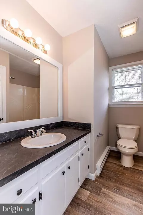 Bath - 121 Oxford Dr, Lititz, PA 17543 photo 1 of 5
