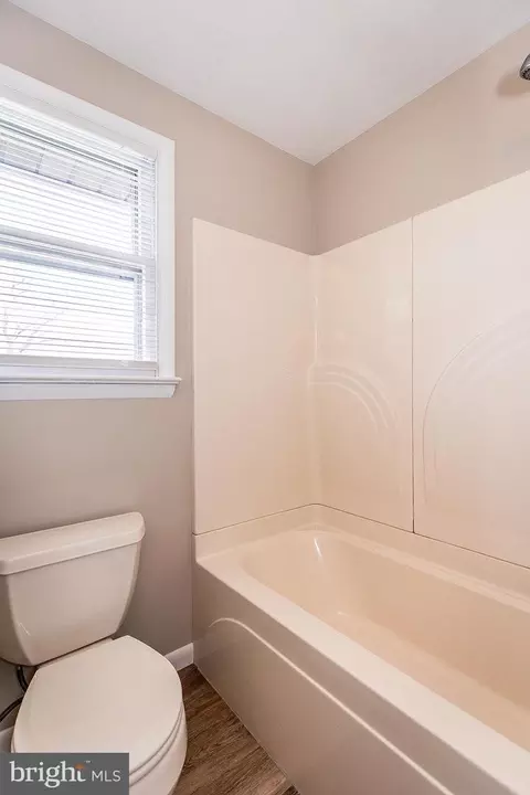 Bath - 121 Oxford Dr, Lititz, PA 17543 photo 3 of 5