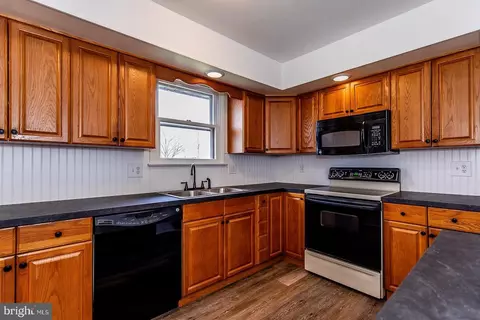Kitchen - 121 Oxford Dr, Lititz, PA 17543 photo 2 of 3