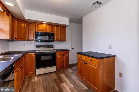 Kitchen - 121 Oxford Dr, Lititz, PA 17543 photo 1 of 3