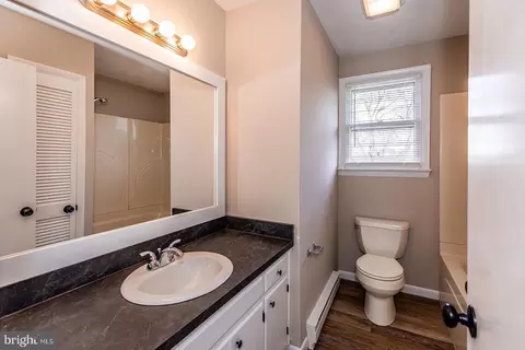 Bath - 121 Oxford Dr, Lititz, PA 17543 photo 2 of 5