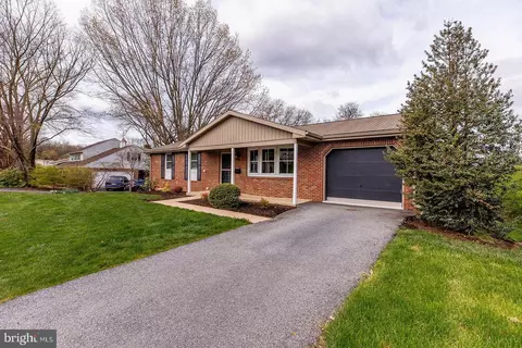 Exterior - 121 Oxford Dr, Lititz, PA 17543 photo 2 of 7
