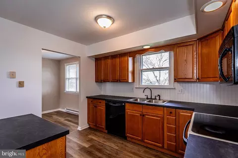 Kitchen - 121 Oxford Dr, Lititz, PA 17543 photo 3 of 3