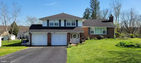17 Pleasant View Dr, Gap, PA 17527