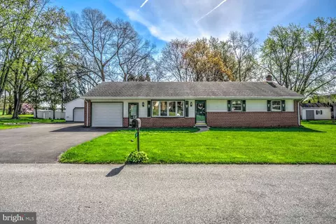 1143 Raymond Dr, Lancaster, PA 17601