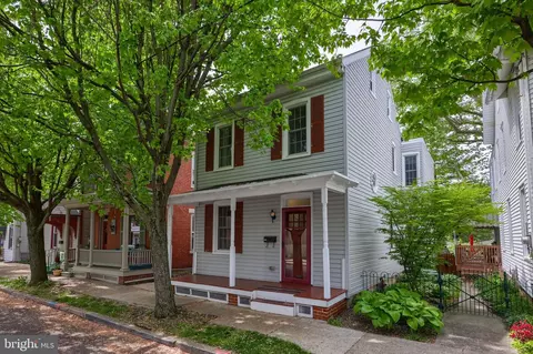 122 S Spruce St, Lititz, PA 17543 photo 2