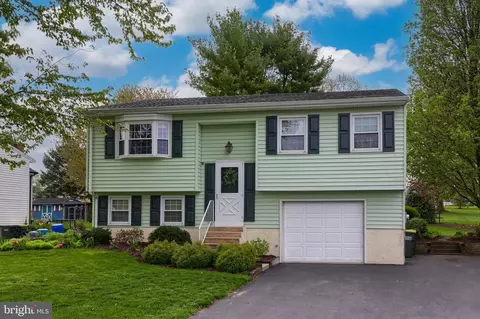 100 Hertzog Dr, Leola, PA 17540