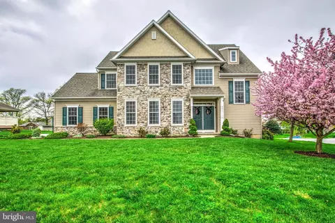 135 Snapdragon Dr, Leola, PA 17540