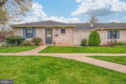 40 Valleybrook Dr, Lancaster, PA 17601