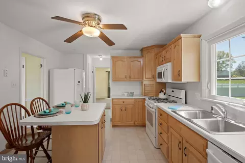 Kitchen - 2034 Robindale Ave, Lancaster, PA 17601 photo 3 of 6