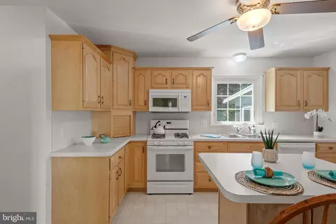 Kitchen - 2034 Robindale Ave, Lancaster, PA 17601 photo 4 of 6
