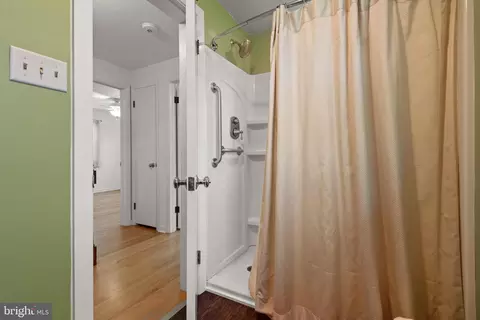 Bath - 2034 Robindale Ave, Lancaster, PA 17601 photo 3 of 3
